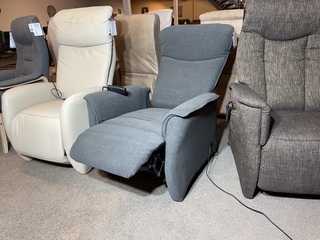 Relaxfauteuil, grijs stof, elektrisch verstelbaar, zwart onderstel